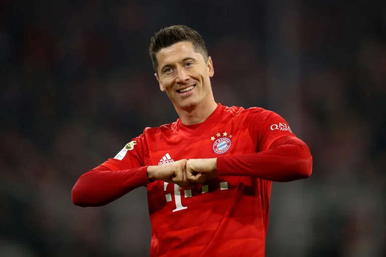 ليفاندوفسكي يتألق أمام بنفيكا في دوري الأبطال