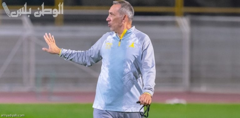 مدرب الخليج يخرج عن النص بعد طرد آل حمسل في مباراة النصر