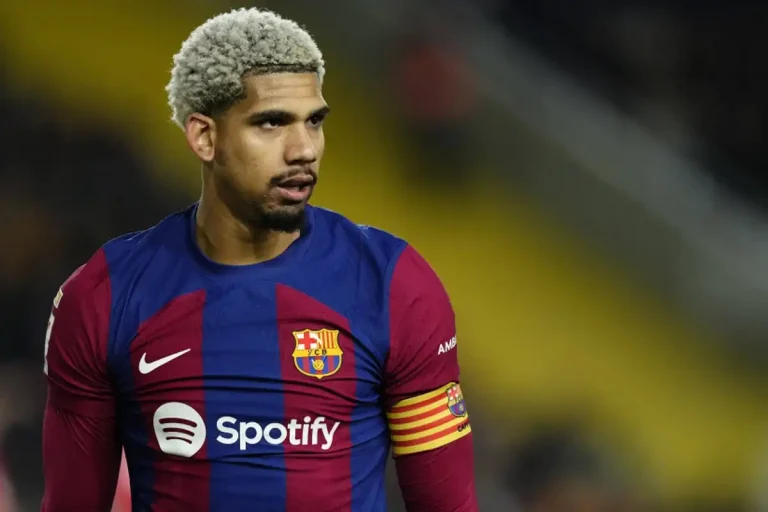 رونالد أراوخو يهدد بالرحيل عن برشلونة خلال الميركاتو الشتوي