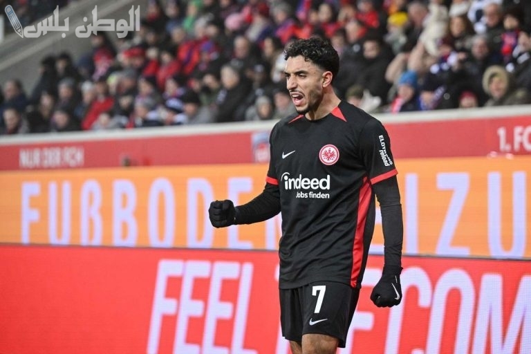 فرانكفورت يحسم الجدل حول انتقال عمر مرموش إلى مانشستر سيتي
