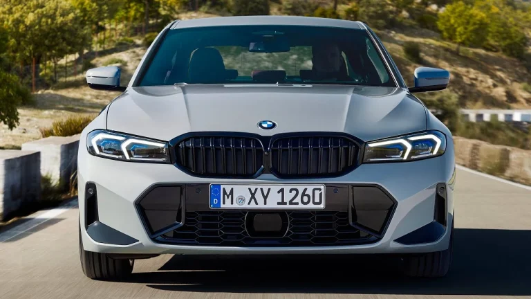 بإطلالة جديدة بوسائل أمان عالية .. احصل على سيارة بي إم دبليو 320i 2025 المميزة بسعر خيالي