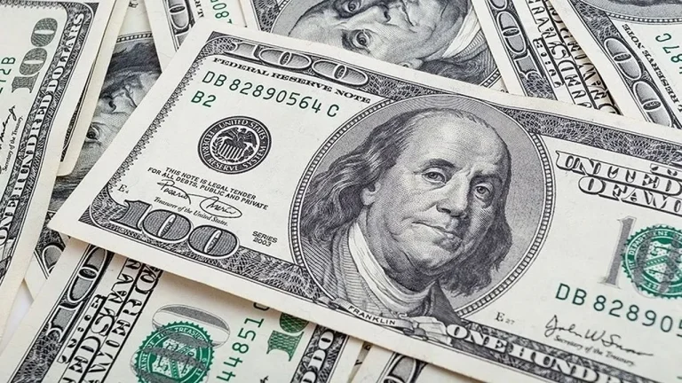 هل الدولار نازل أم مرتفع؟ تعرف على أسعار الدولار الأمريكي اليوم في البنوك أمام بقية العملات