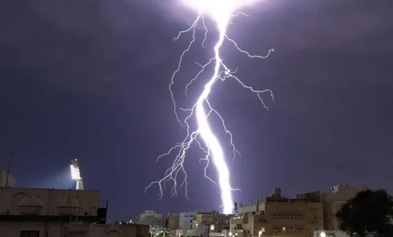 تحذيرات من أمطار رعدية قوية على الولايات الجزائرية مع تداعيات الطقس الحالية