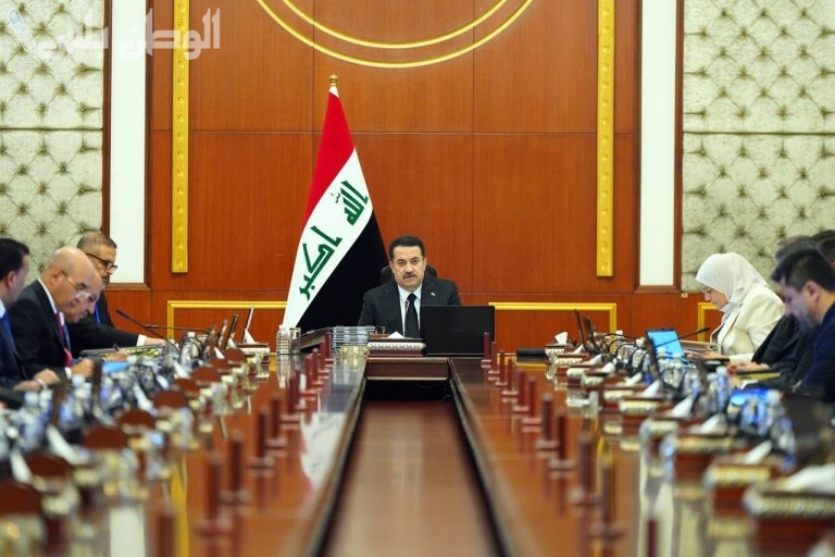 الحكومة العراقية تعمل على حل مشكلة رواتب الموظفين وضمان التأمين الكامل عليها لعام 2025