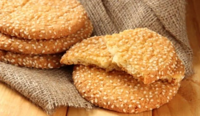 بسكويت السمسم بالسكر الخشن