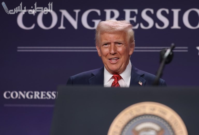 لحظة توقيع ترامب قرارًا مثيرًا بشأن المتحولين جنسياً في أولومبياد 2028
