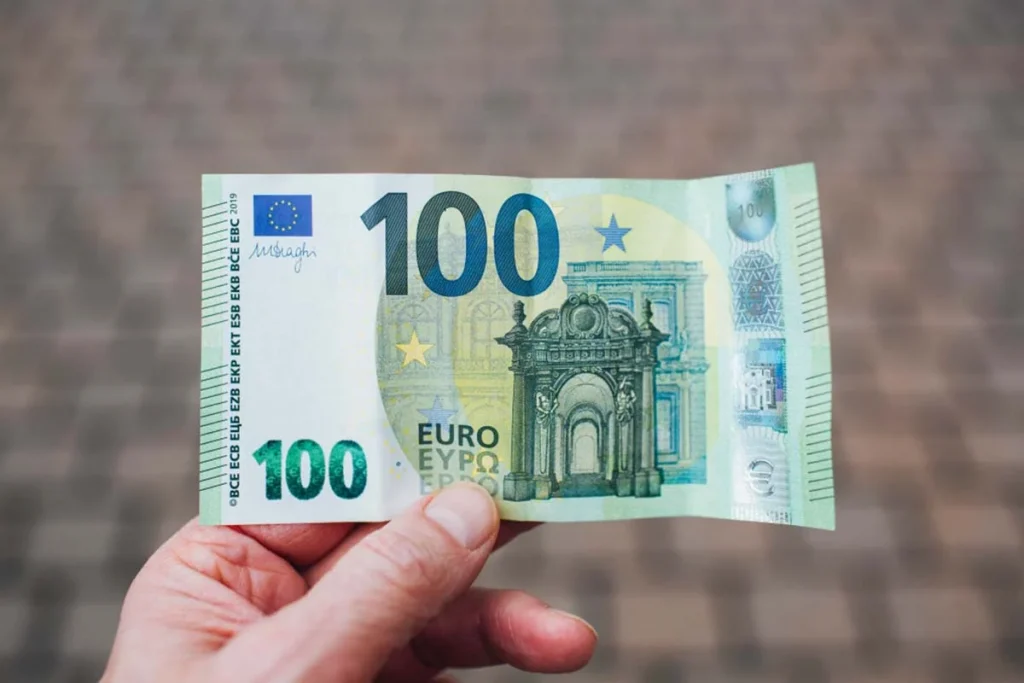 سعر 100 يورو بالدينار