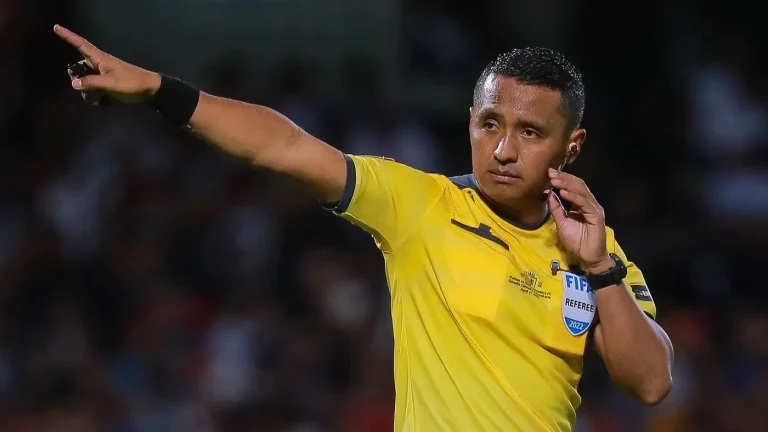 جدل حول حكم مباراة الهلال والرياض في دوري روشن