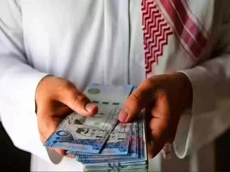 موعد نزول رواتب العسكريين