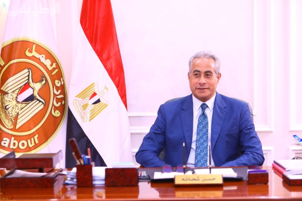 وزير العمل المصري يفتح
