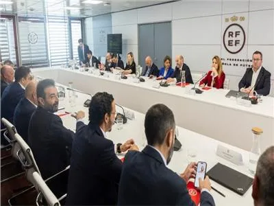 اجتماع بين رئيس الاتحاد الإسباني ولجنة الحكام