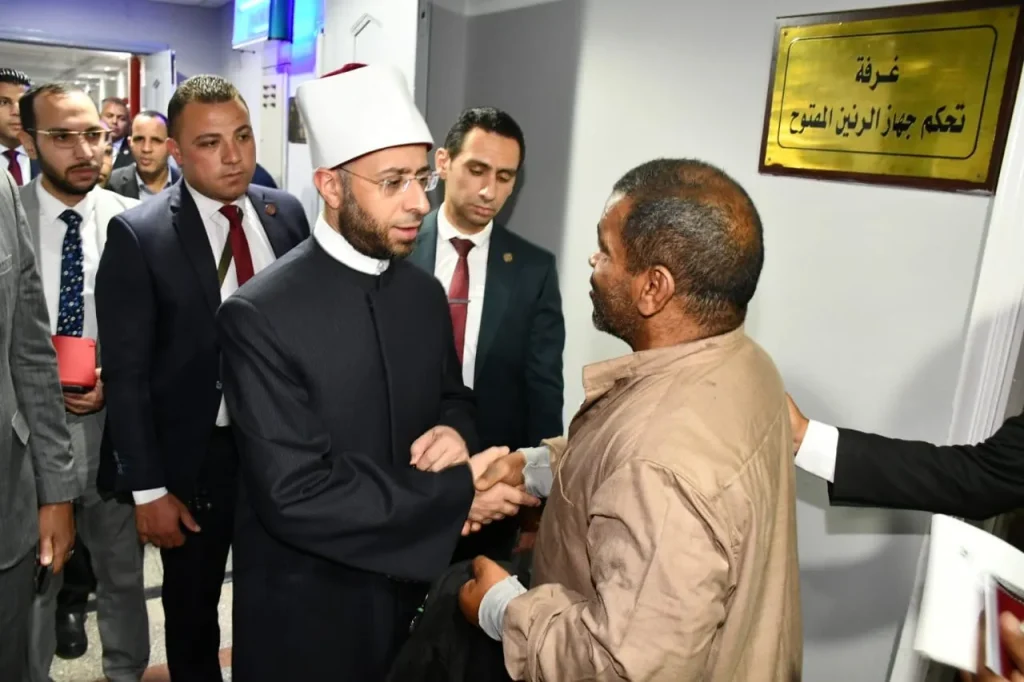 وزير الأوقاف يتفقد مستشفى