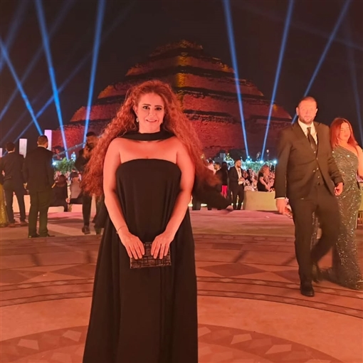 دنيا عبد العزيز تهنئ
