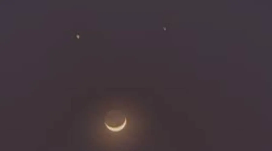 وجه مبتسم من كوكبين وهلال