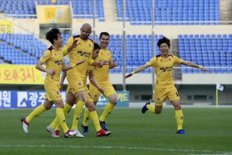 بعثة غوانغجو الكوري تصل جدة استعدادًا لمباراة الهلال في دوري الأبطال