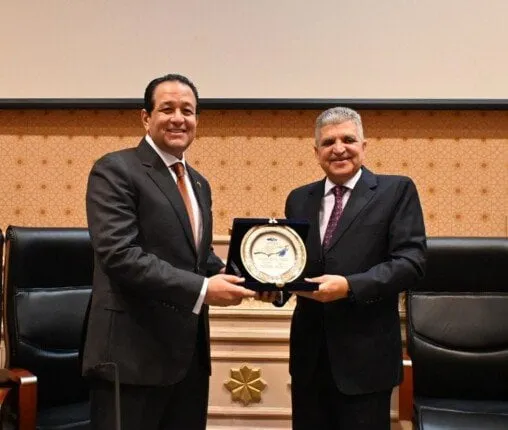 أسامة ربيع يسلم «درع قناة السويس» للنائب علاء عابد