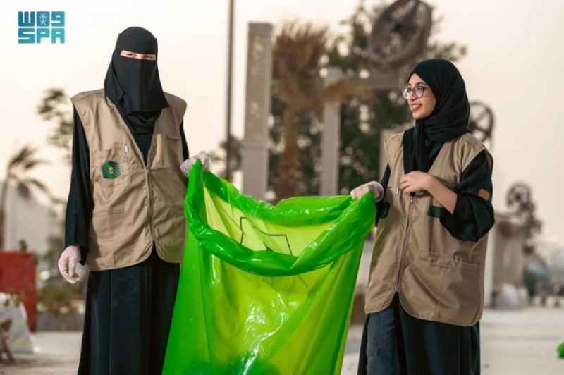 أكثر من 100 متطوع