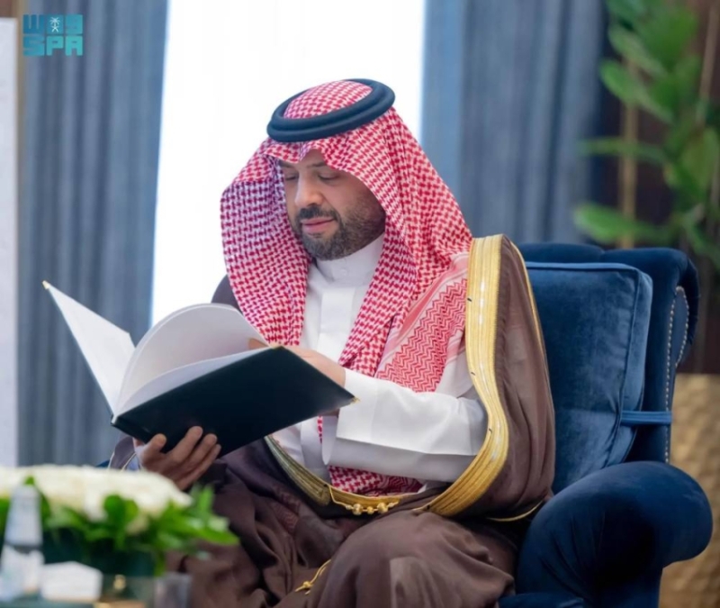 أمير الحدود الشمالية يستعرض