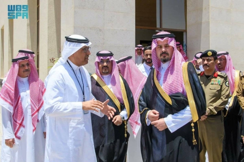 أمير المدينة المنورة يزور