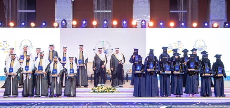 أمير تبوك يشارك في