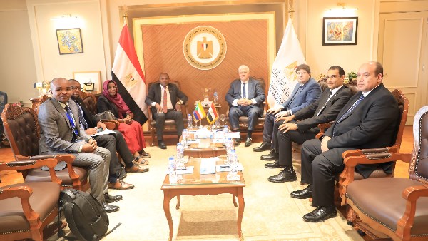 أيمن عاشور يرحب بوفد