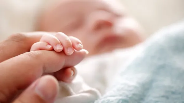 العمل: إجازة الأمومة للعاملات في القطاع الخاص لا تزال 70 يومًا
