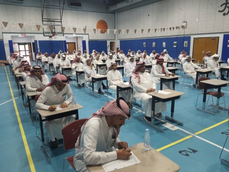 إداريون وإداريات يؤدون اختبار