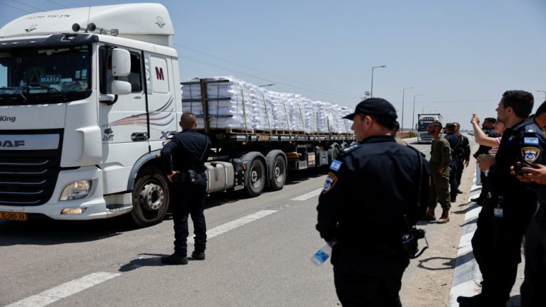 إسرائيل تصادر أموالاً وأغذية من الغزيون العائدين من الأردن