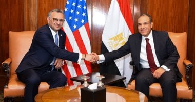 وزير الخارجية يبحث مع