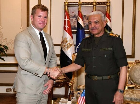 اجتماع وزير الدفاع مع