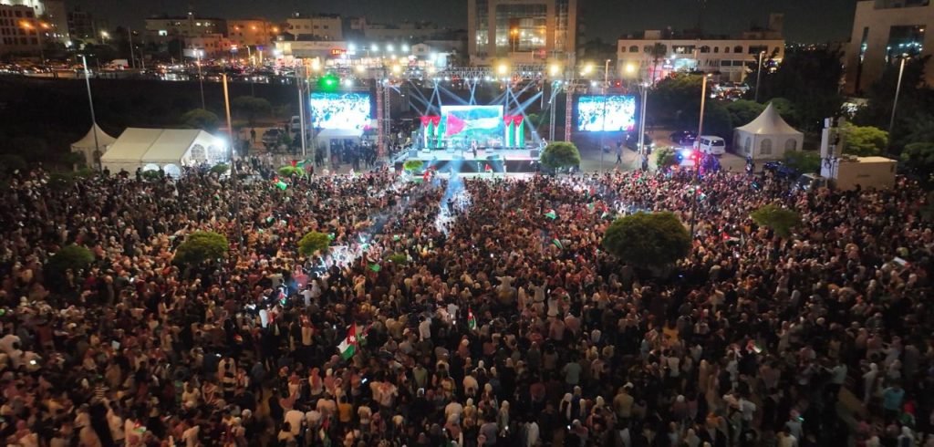 بحضور عشرات الآلاف من