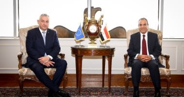 وزير الخارجية والهجرة يستقبل