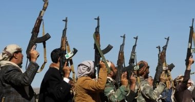 الحوثيون: استهدفنا مطار بن