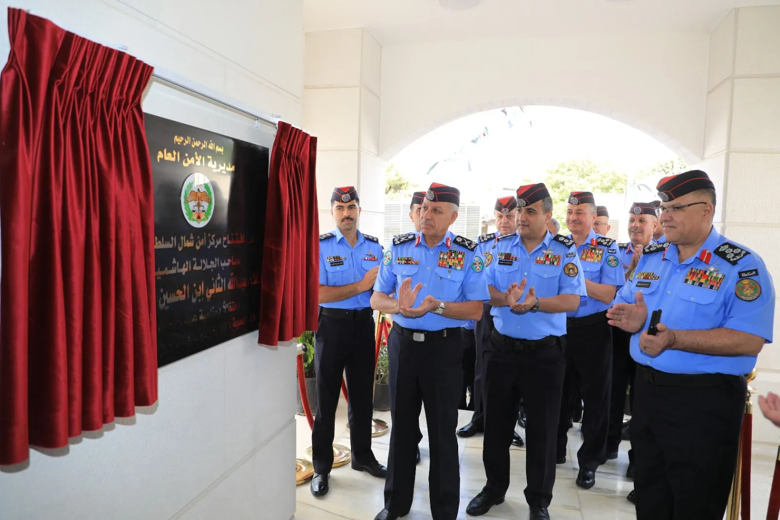 بالتزامن مع احتفالات المملكة بعيد الاستقلال: مدير الأمن العام يفتتح مركز أمن شمال السلط وسرية درك غرب معان