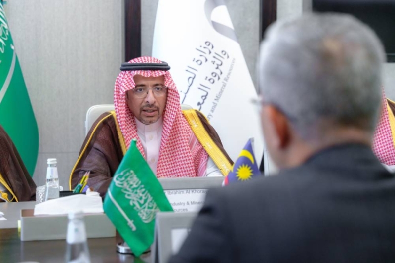 الخريّف يسعى لتعزيز التعاون