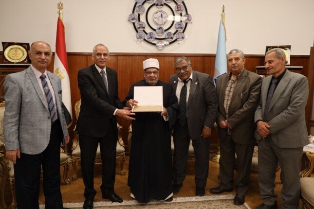 الدكتور أحمد كريمة يجتمع