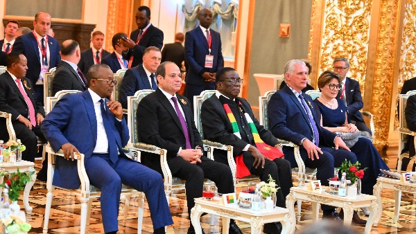 الرئيس السيسي يحضر حفل عشاء بمناسبة عيد النصر في موسكو
الرئيس المصري يشارك في احتفالات الذكرى الثمانين للانتصار
زيارة السيسي لموسكو تتزامن مع احتفالات عيد النصر
السيسي يشارك في تكريم رؤساء الوفود بموسكو
حضور الرئيس السيسي لحفل مميز في روسيا بمناسبة عيد النصر