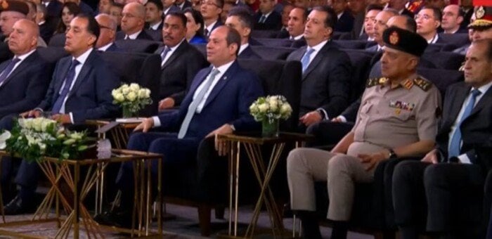 الرئيس السيسي يعبر عن