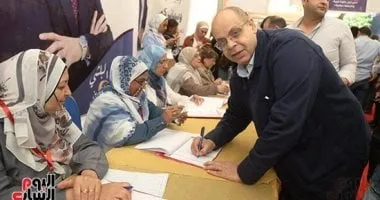الكاتب الصحفى أكرم القصاص يسجل فى كشوف الجمعية العمومية لنقابة الصحفيين
