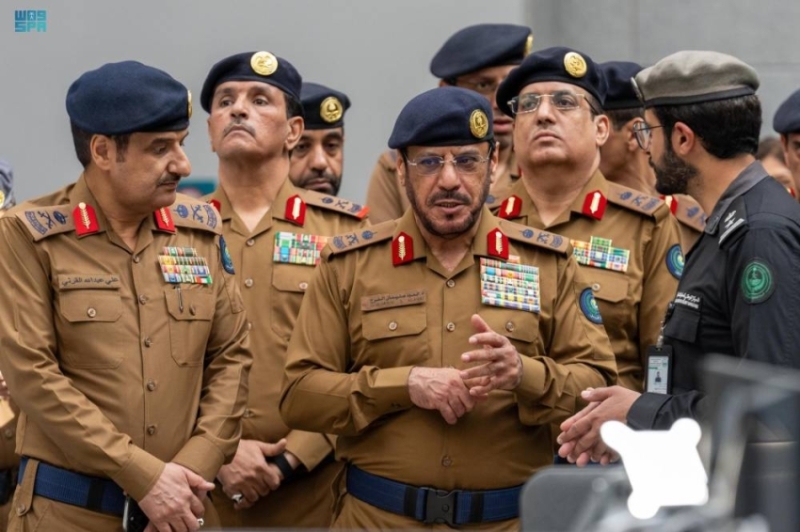 اللواء حمود الفرج يستعرض