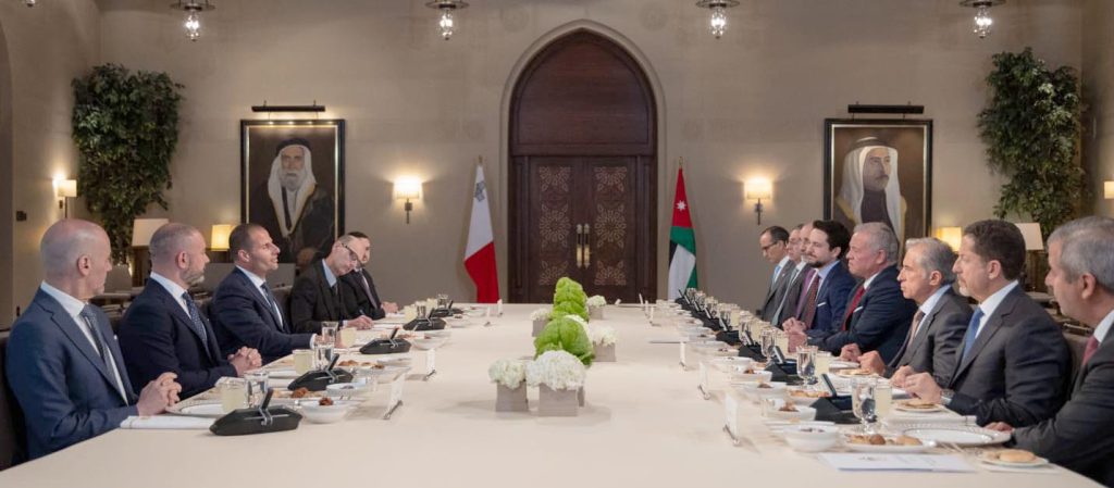 الملك: التصعيد في الضفة
