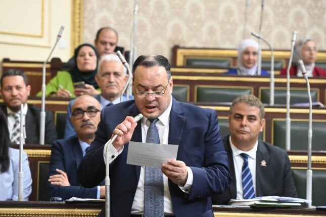 النائب سامي عزوز يؤدي