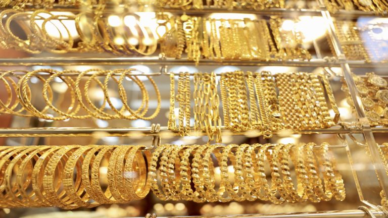 انخفاض سعر غرام الذهب عيار 21 محلياً نصف دينار