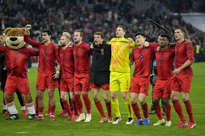 بايرن يتعثر ودورتموند يعزز