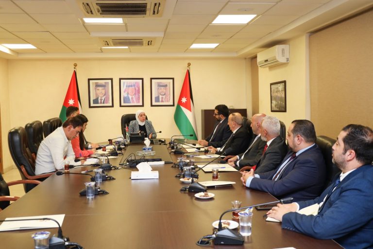 بحثت وزيرة النقل تحديات الحركة البحرية مع نقابة ملاحة الأردن
ناقشت وزيرة النقل سبل تسهيل الملاحة البحرية مع نقابة ملاحة الأردن
استعرضت وزيرة النقل مع نقابة ملاحة الأردن تحديات الحركة البحرية
اجتمعت وزيرة النقل بنقابة ملاحة الأردن لبحث سبل تحسين الحركة البحرية
تعاونت وزيرة النقل مع نقابة ملاحة الأردن لمواجهة تحديات الحركة البحرية