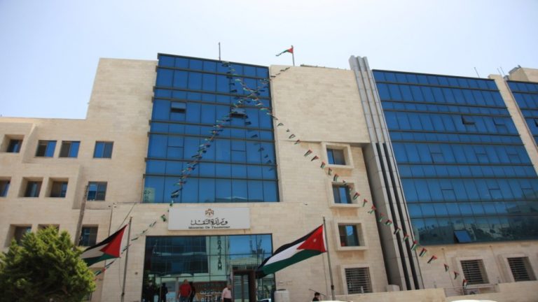 بدء إجراءات تشغيل المرحلة الأولى لمشروع هيكلة النقل بين مراكز المحافظات وعمان