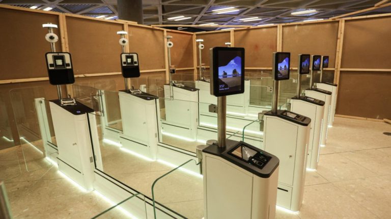 بدء تطبيق: البوابات الذكية في المطار مخصصة للأردنيين بالمرحلة الأولى