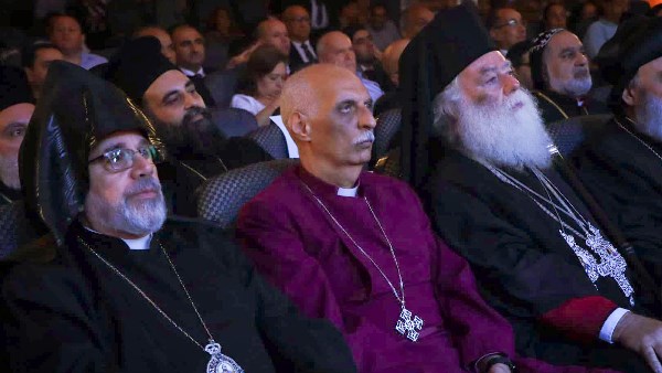 تألق رئيس الأساقفة في