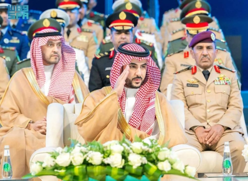 تخريج دارسي جامعة الدفاع