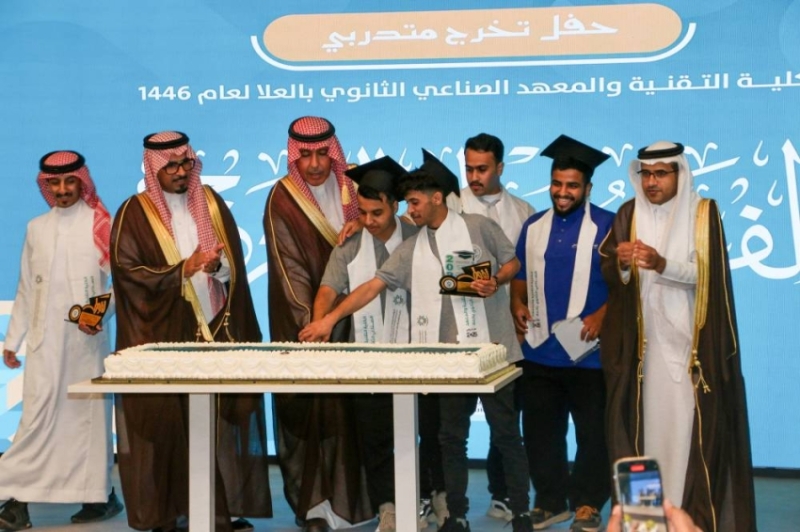 تخريج طلاب الكلية التقنية
